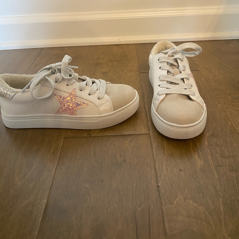 Steve Madden Kids Shoes in White with Pink Star